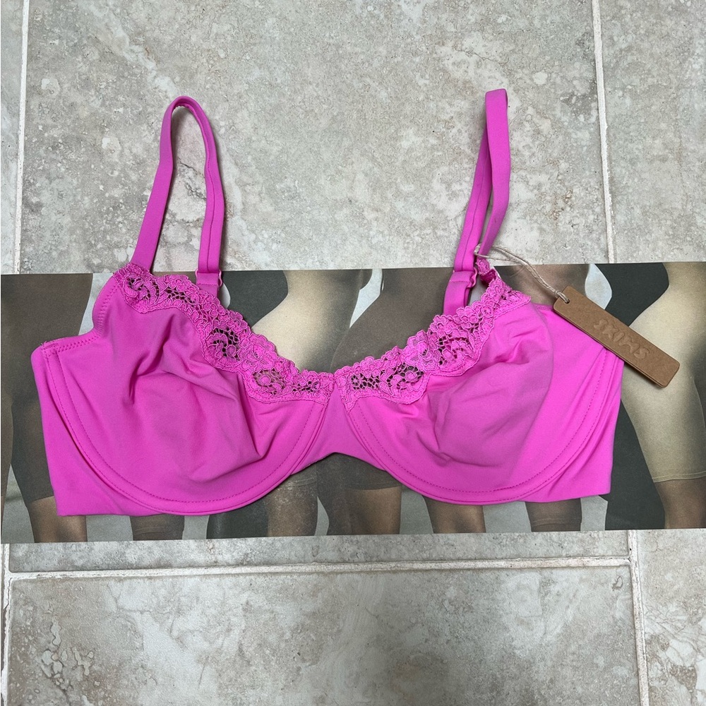 NWT SKIMS Fits Everybody Lace Unlined Scoop Bra Neon Orchid